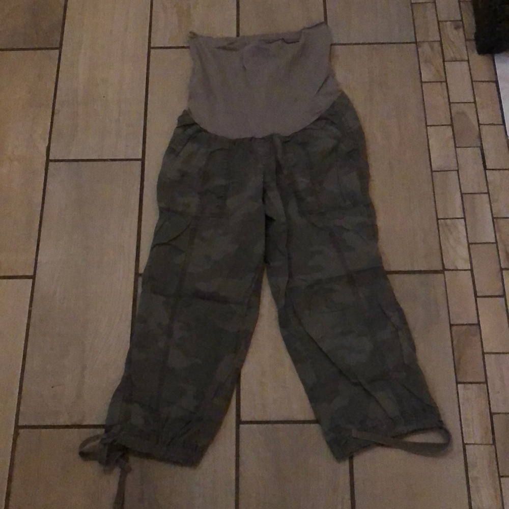 Motherhood maternity camp cargo capris size small